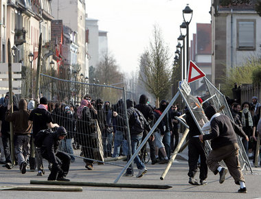 Demonstranten in Strasbourg räumen eine Barriere beiseite