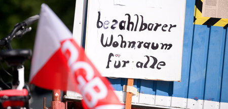 Klare Botschaft auf Bündnisdemo »Hände hoch für den Mietenstopp!...