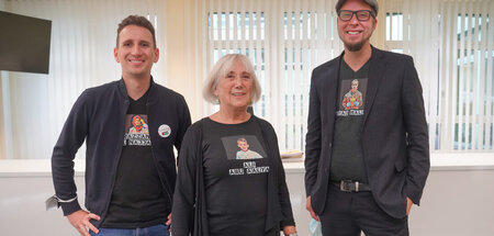 Judith Bernstein (M.) klagt mit Amir Ali Khalil Ibrahim und Chri...