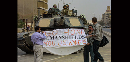 Nicht willkommen: Iraker stellen sich den am 9. April 2003 in Ba...