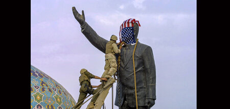 Immer dabei: US-Soldaten verhüllen den Kopf der Statue mit einer...