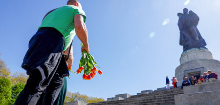 Blumen zum Gedenken an die gefallenen Rotarmisten am Sowjetische...