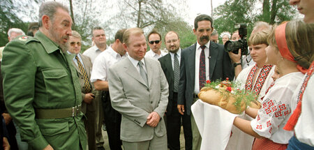 Der ukrainische Präsident Leonid Kutschma (M.) und Fidel Castro ...