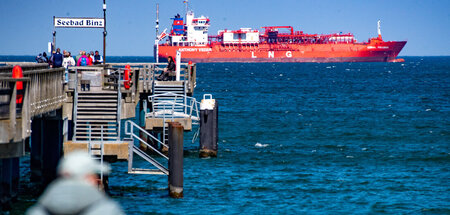 LNG-Shuttle-Tanker vor der Küste der Insel Rügen