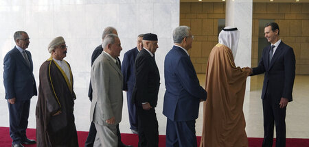 Erst vor kurzem noch undenkbar: Syriens Präsident Assad (r.) beg... Erst vor kurzem noch undenkbar: Syriens Präsident Assad (r.) beg...