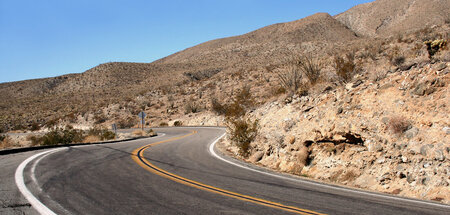 Im Laufe der Reise durch ein fiktives Land erzählt der Vater sei...