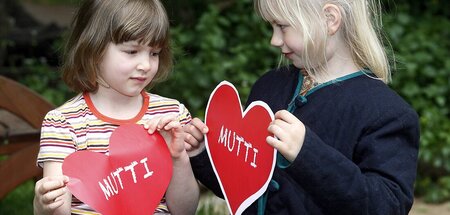 Nelken zum Frauenkampftag waren besser: Kinder basteln Herzen fü...