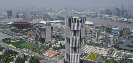 Boomende Metropole: Die chinesische Hafenstadt Shanghai mit dem ...