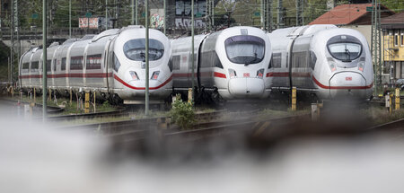 Personenzüge der DB AG auf Abstellgleisen am Hauptbahnhof in Fra... Personenzüge der DB AG auf Abstellgleisen am Hauptbahnhof in Fra...