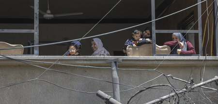 Palästinenser inspizieren die Trümmer des zerstörten Hauses von ...