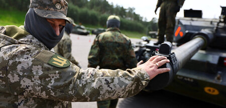 Ukrainischer Soldat in Klietz während des Besuchs des deutschen ...