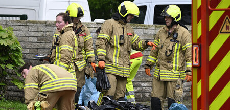 Feuerwehrleute nach der Explosion in einem Hochhaus (Ratingen, 1... Feuerwehrleute nach der Explosion in einem Hochhaus (Ratingen, 1...