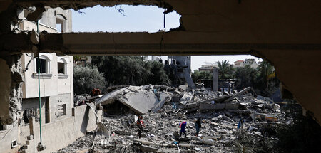 Nach einem israelischen Raketenangriff zerstörtes Gebäude in Gaz...