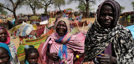 Auf der Flucht: Schutzsuchende aus Sudans Darfur-Region im benac... Auf der Flucht: Schutzsuchende aus Sudans Darfur-Region im benac...