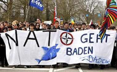 Von der Polizei konsequent behindert: Protestaktion in Baden-Bad... Von der Polizei konsequent behindert: Protestaktion in Baden-Bad...