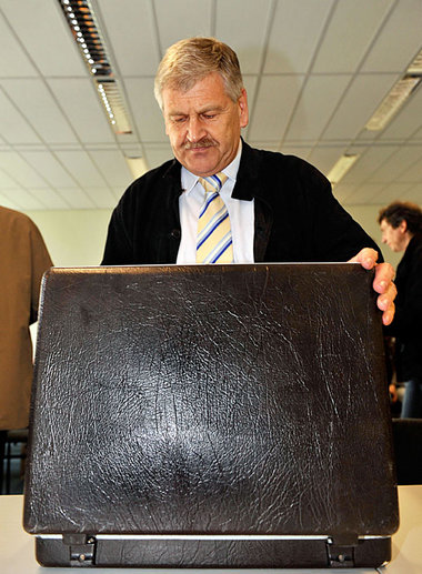 Koffer leer – Noch-Parteichef Udo Voigt kämpft gegen Finanzkrise... Koffer leer – Noch-Parteichef Udo Voigt kämpft gegen Finanzkrise...