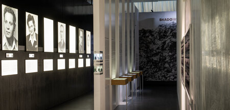 Widerstand gegen die deutschen Völkermörder: Ausstellung im Wars... Widerstand gegen die deutschen Völkermörder: Ausstellung im Wars...