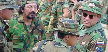 Milizführer Salvatore Mancuso (r.) mit seiner Truppe (11.5.2010)