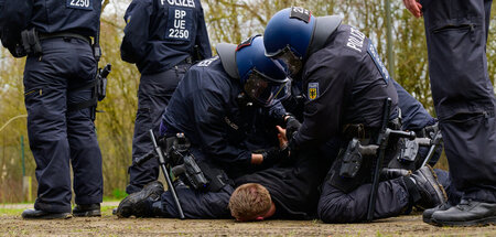 Macht vom Gewaltmonopol Gebrauch: Bundespolizisten auf einem Fuß...