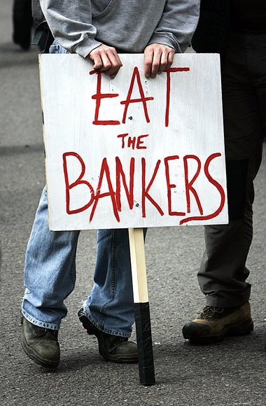 »Eßt die Banker«: Plakat am Rande einer Demonstration in London,... »Eßt die Banker«: Plakat am Rande einer Demonstration in London,...