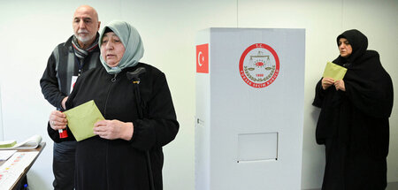Wahlberechtigte im türkischen Konsulat in Berlin (27.4.2023)