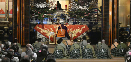 Großer Reformer. Buddhistische Mönche kommen zu Ehren von Shinra...