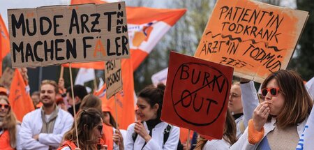 Demonstrieren für Inflationsausgleich: Ärztestreik in Köln am 30...