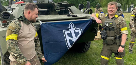 Im Dienst der Ukraine: Russische »Freiwillige« vor Schützenpanze...