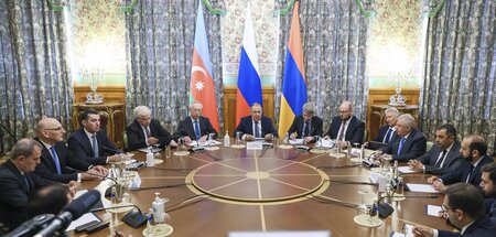 Schwierige Vermittlung: Die Außenminister Russlands, Armeniens u... Schwierige Vermittlung: Die Außenminister Russlands, Armeniens u...