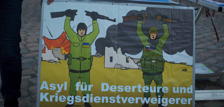Gleiches Recht für alle: Transparent der DFG-VK bei einer Streik...
