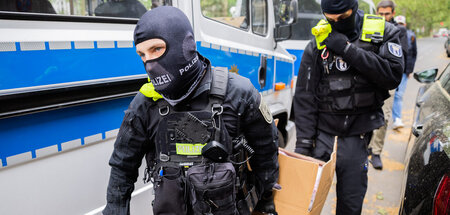 Polizisten bei einer Hausdurchsuchung in Berlin-Kreuzberg am Mit...