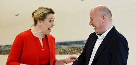 Franziska Giffey im Bürgergespräch, hier mit dem neuen Regierend...