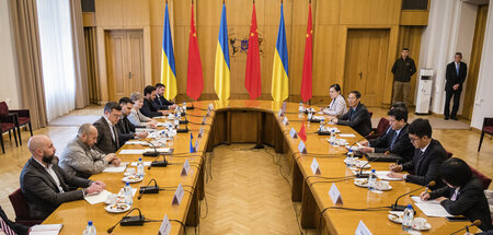 Widersprüche ausräumen: Treffen von Außenminister Kuleba (l. M.)...