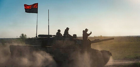 »Leopard 2«-Panzer mit der schwarz-roten Fahne der Nazikollabora...