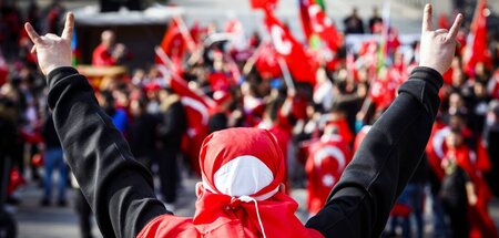 Gruß der faschistischen »Grauen Wölfe« bei einer Kundgebung türk... Gruß der faschistischen »Grauen Wölfe« bei einer Kundgebung türk...