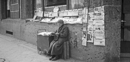 Zeitungsstand im zerstörten Berlin 1946 Zeitungsstand im zerstörten Berlin 1946