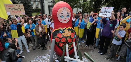 Die Matroschka kann nichts dafür: Antirussische Proteste in Wars... Die Matroschka kann nichts dafür: Antirussische Proteste in Wars...