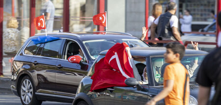 Anhänger des türkischen Präsidenten Erdogan in Duisburg (28. Mai...