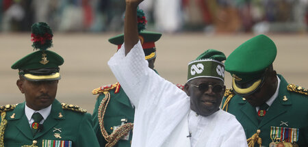 Umringt vom Militär: Nigerias neuer Präsident Bola Tinubu nach s...