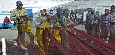 Fischer sortieren ihre Netze am Kai von Essaouira (30.11.2011)
