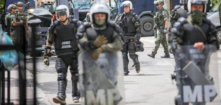 Polnische Soldaten der Kosovo Force (Kfor) am Dienstag vor einem...