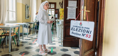 Nonne schreitet zur Urne: Italiens Kommunen haben gewählt (28.5.... Nonne schreitet zur Urne: Italiens Kommunen haben gewählt (28.5....