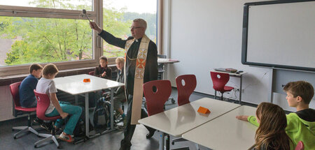 Pfaffe im Klassenzimmer: Anzeichen für die mangelnde Trennung vo...