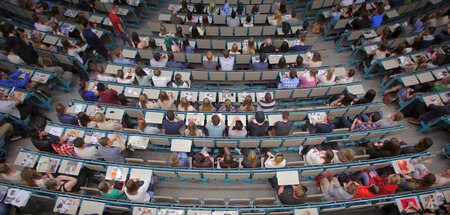 Studenten in einem Hörsaal der Universität Mainz