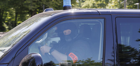 Ziviles Polizeifahrzeug beim Verlassen des Bundesgerichtshofes a... Ziviles Polizeifahrzeug beim Verlassen des Bundesgerichtshofes a...