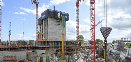 Geld und Beton: Baustelle für den sogenannten Elbtower an den El...