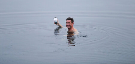 Fröhliche Postmoderne: Bild-Mann geht baden
