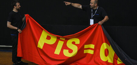 Anti-PiS-Transparent während eines Treffens der Oppositionsparte...