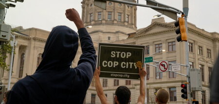Behandelt wie Kombattanten: Demonstrierende »Cop City«-Kritiker ...
