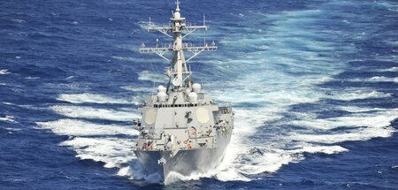 US-Kriegsschiff USS Chung-Hoon bei einer Flottendemonstration im...